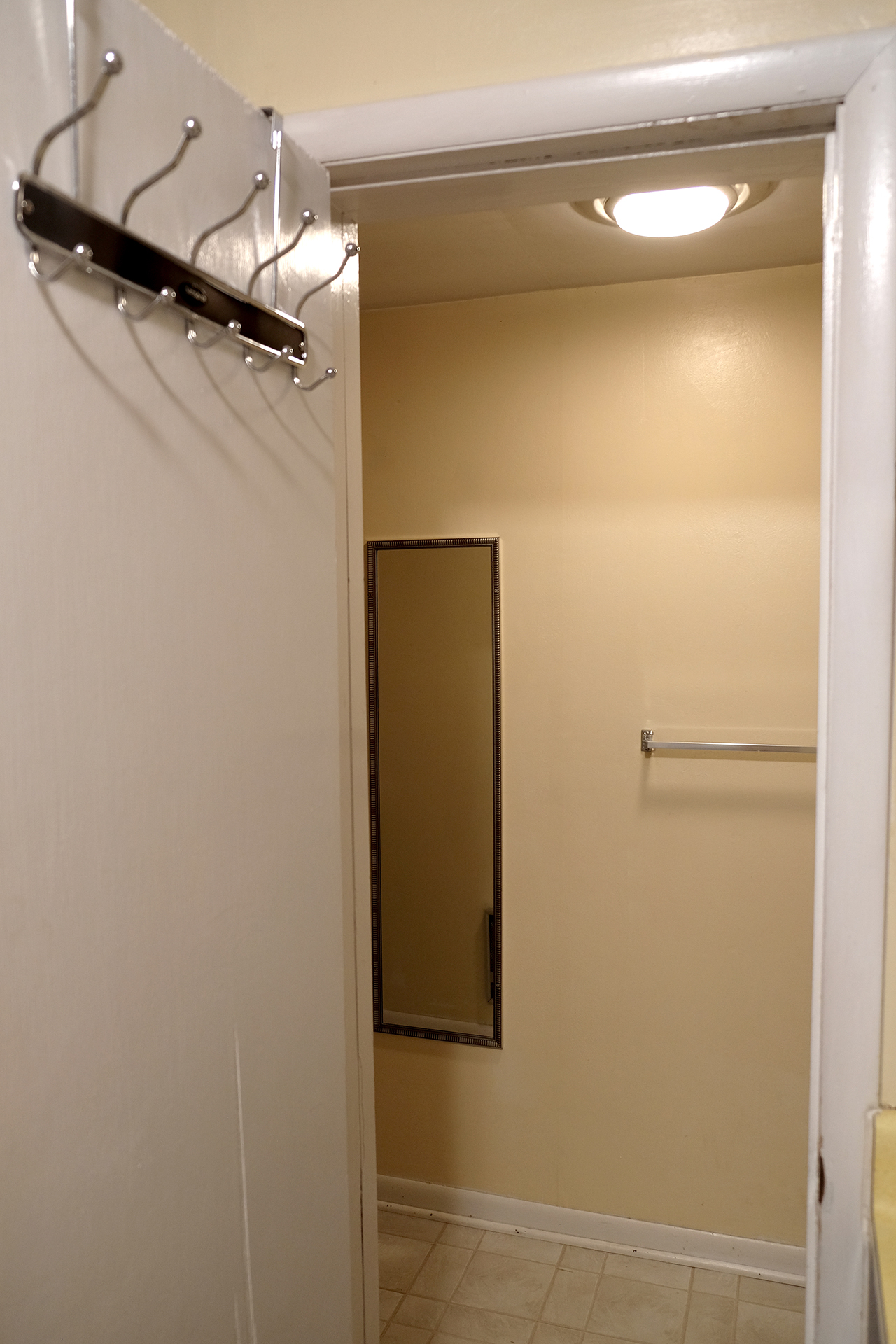 Shower room off West kitchen - 102 South Kings Rent House